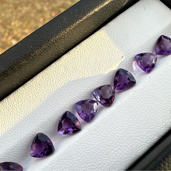 6.97ct Natural Purple Amethyst Trillion Cut Lot - Picture 8 of 17